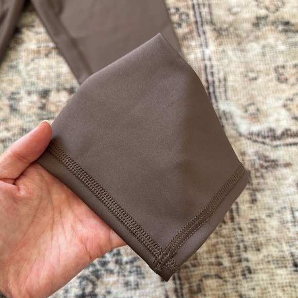 Alo airlift leggings in hot cocoa full length - Picture 3 of 5